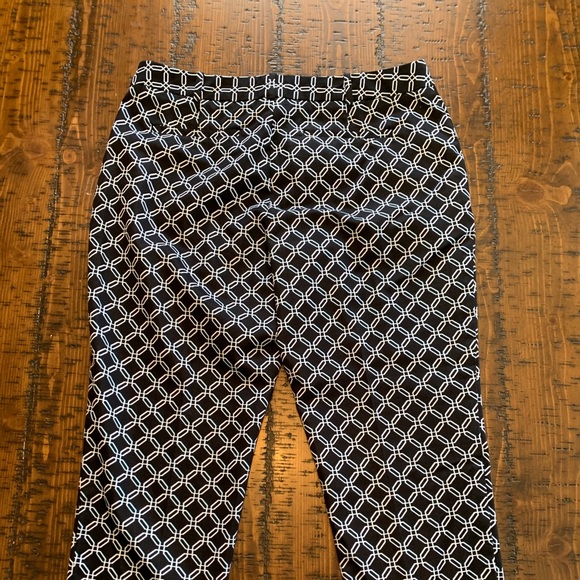 Worthington Capris, Size 10, EUC, Black, Blue and White. - Picture 7 of 11